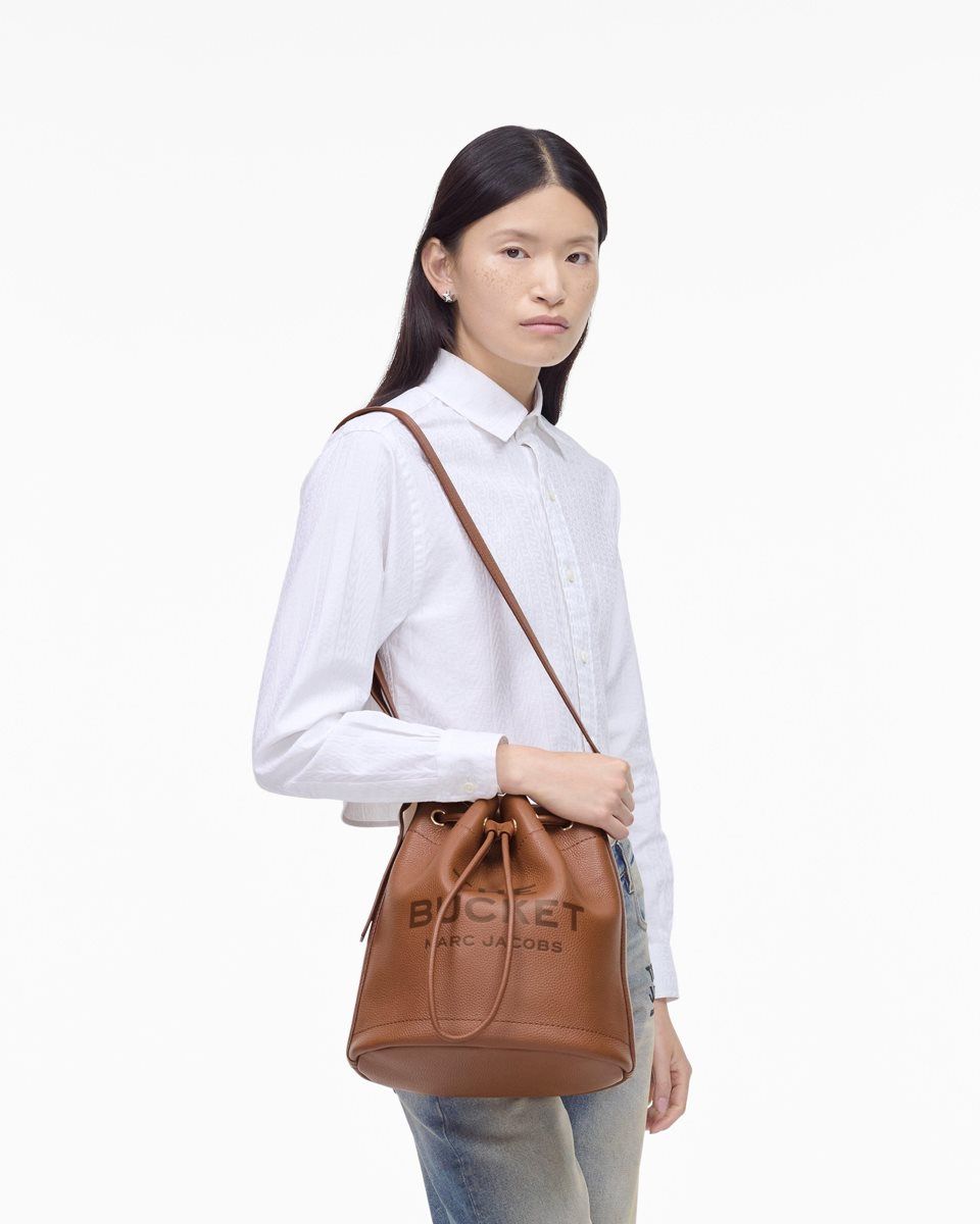 Marc Jacobs The Leather Large Bucket Bag Argan Oil | MAEXDL908